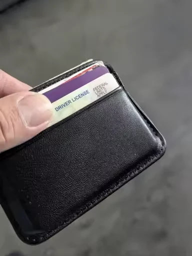 Primo piano del portacarte nero tenuto in mano