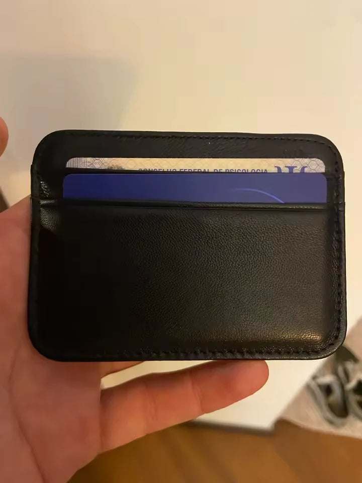 Cliente che mostra il portacarte nero con le sue carte